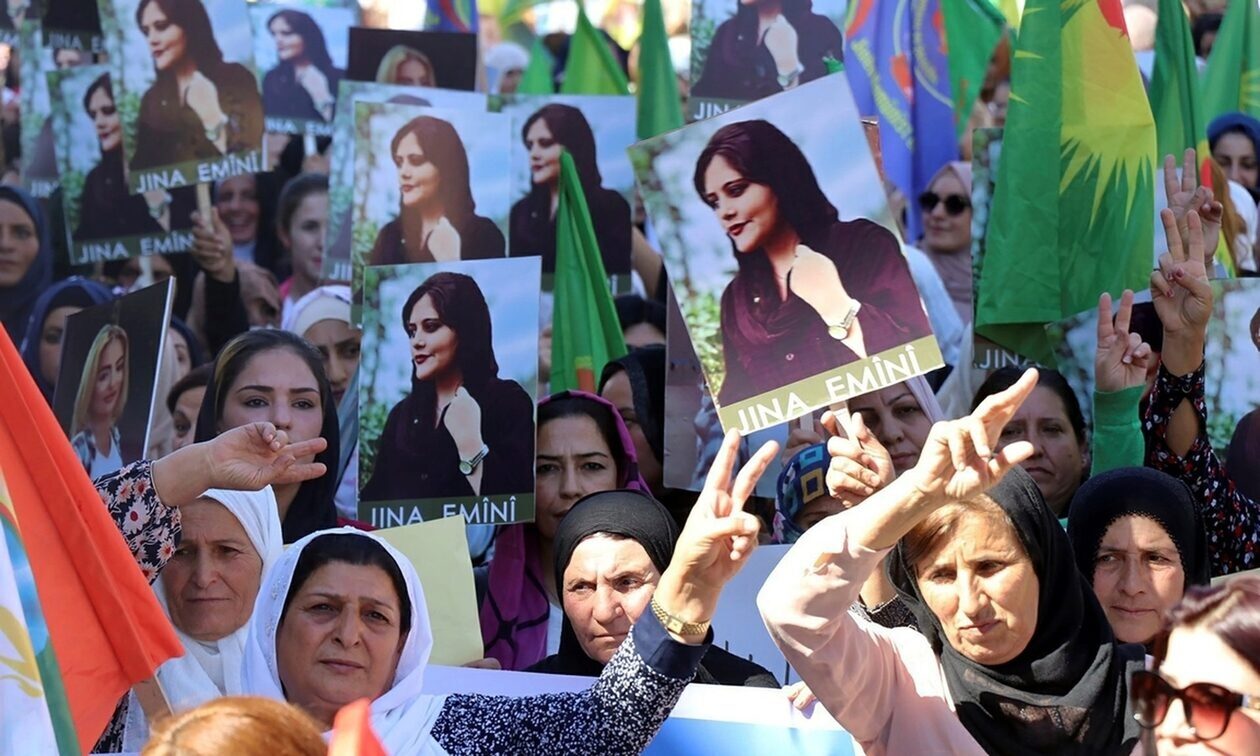 Ιράν: Διώκονται και δημοσιογράφοι-καλλιτέχνες που στηρίζουν την εξέγερση της μαντίλας