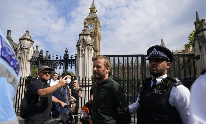 Διαδηλώσεις και απεργίες σαρώνουν τη Βρετανία