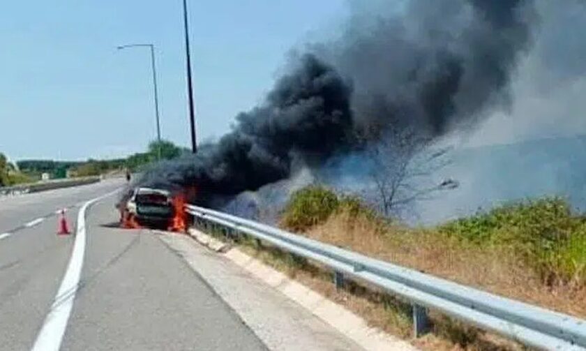 Παλαιά Εθνική Οδός Πατρών – Αθηνών: Αυτοκίνητο τυλίχθηκε στις φλόγες - Κινητοποίηση των αρχών