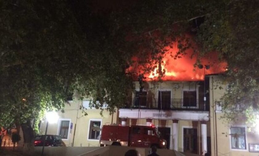 Κοζάνη: Παρανάλωμα το δημαρχείο των Σερβίων - Στις φλόγες το ιστορικό κτίριο
