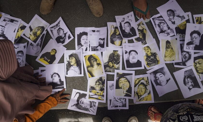 Συγγενείς αναζητούν απεγνωσμένα τους αγαπημένους τους στην Ινδονησία