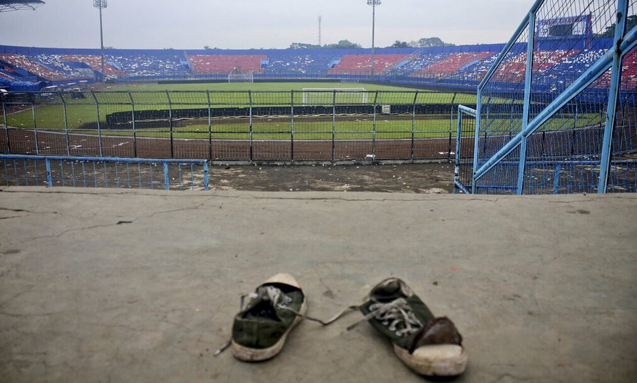 Τραγωδία στην Ινδονησία: Οπαδοί «πέθαναν στην αγκαλιά» παικτών - 125 νεκροί, 32 παιδιά ανάμεσά τους