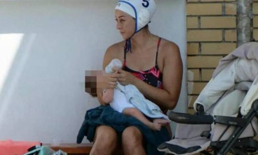 Η φωτογραφία της χρονιάς από την Κρήτη: Αθλήτρια ταΐζει το μωρό της στην πισίνα!