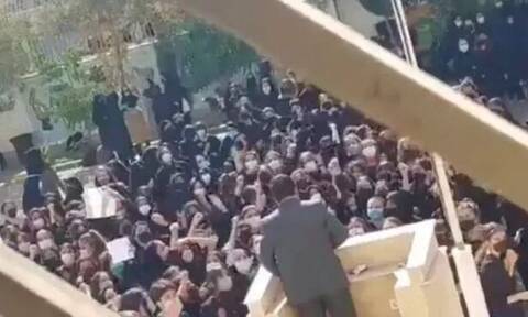 Ιράν: «Εξαφανίσου» φωνάζουν μαθήτριες σε αξιωματούχο - Το βίντεο της οργής που έγινε viral