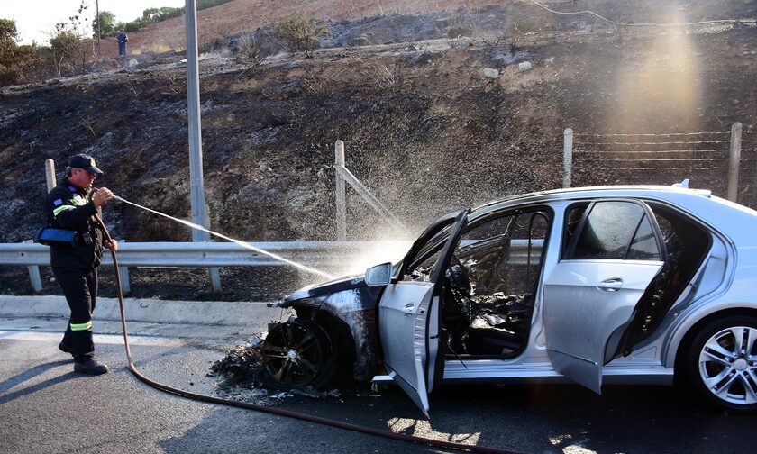 Θεσσαλονίκη: Παρανάλωμα του πυρός έγινε εν κινήσει αυτοκίνητο