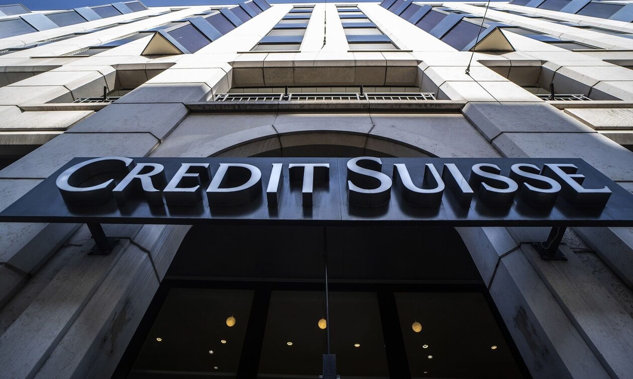 Πουλάει assets και επαναγοράζει χρέος η Credit Suisse