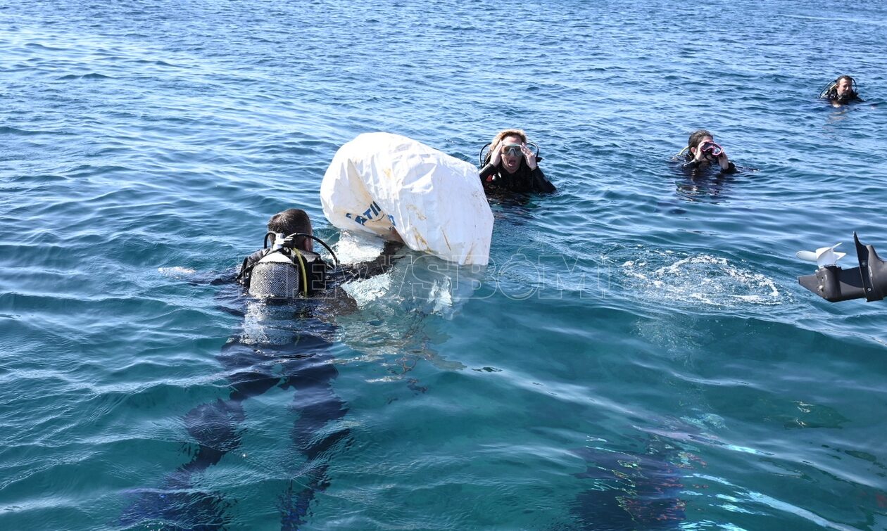 Clean Ocean: Δύτες καθάρισαν τον βυθό της Υδρούσας από τα ελαστικά - Δείτε εικόνες