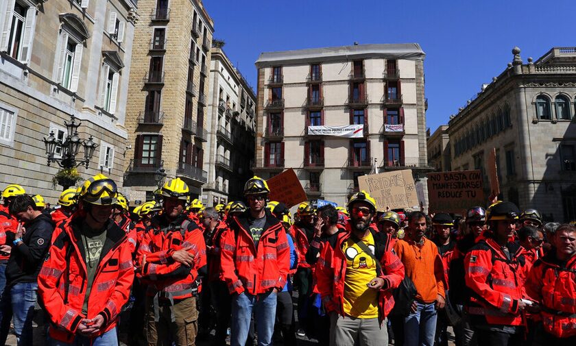 Ισπανία: Διαδήλωση δασοπυροσβεστών στη Μαδρίτη για βελτιωμένα εργασιακά δικαιώματα
