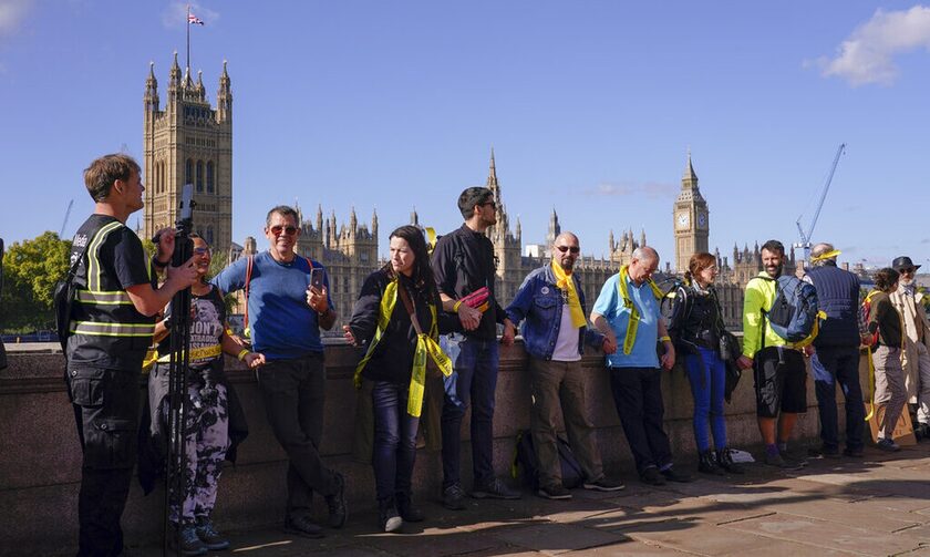 Βρετανία: Ανθρώπινη αλυσίδα στο κοινοβούλιο, κατά της έκδοσης του Τζούλιαν Ασάνζ στις ΗΠΑ