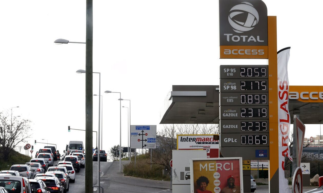 Παραλύει η Γαλλία από την απεργία στα διυλιστήρια: Οι οδηγοί πάνε για βενζίνη στο Βέλγιο