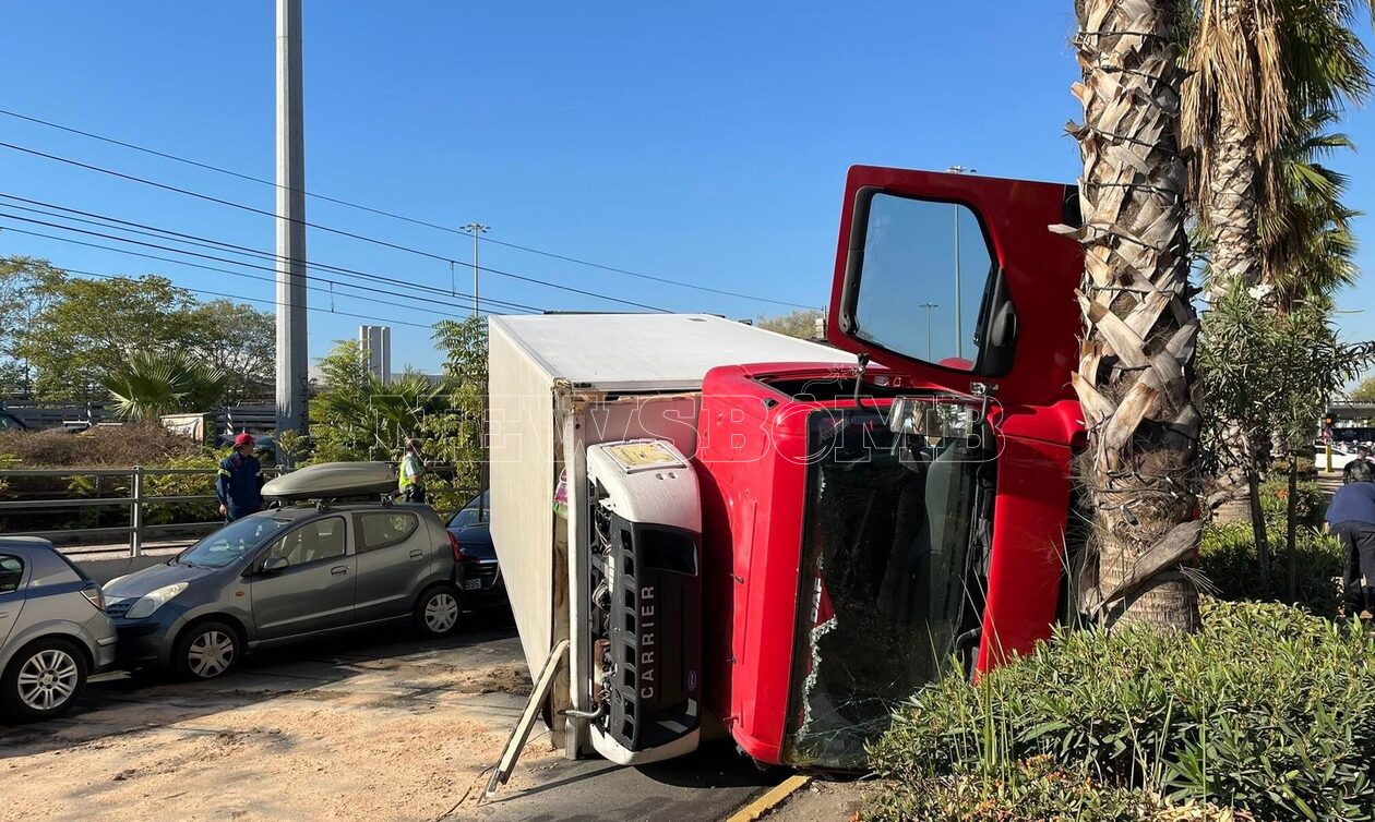 Φάληρο: Φορτηγό ανετράπη και έπεσε πάνω σε σταθμευμένα οχήματα - Μποτιλιάρισμα στην παλιά παραλιακή
