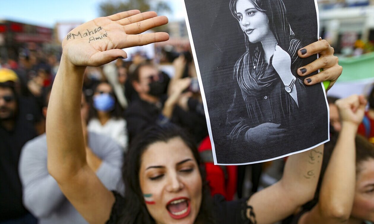 Ιράν: Η οικογένεια της Μάχσα Αμινί δέχεται απειλές θανάτου - «Αν διαδηλώσετε, θα σας σκοτώσουμε»