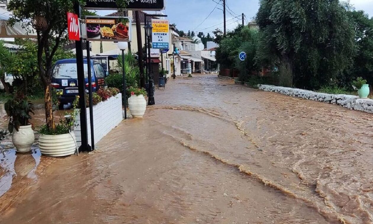 Δρόμοι «ποτάμια» και πλημμυρισμένα σπίτια σε Κέρκυρα και Σύβοτα
