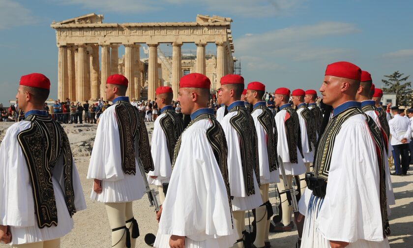 Ακρόπολη: Η στιγμή της έπαρσης της ελληνικής σημαίας για τα 78χρόνια από την απελευθέρωση της Αθήνας