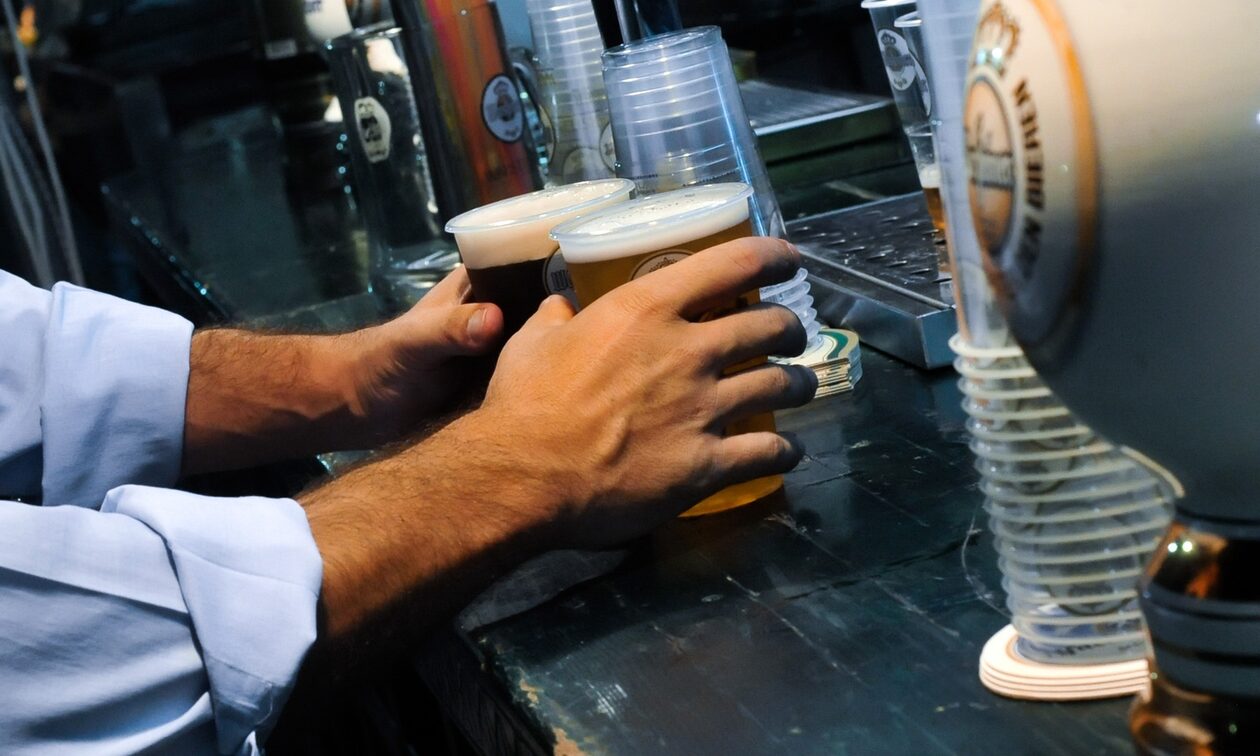 «Καίει» η τιμή της μπύρας - Με 50% άνοδο καταλήγει στο ράφι
