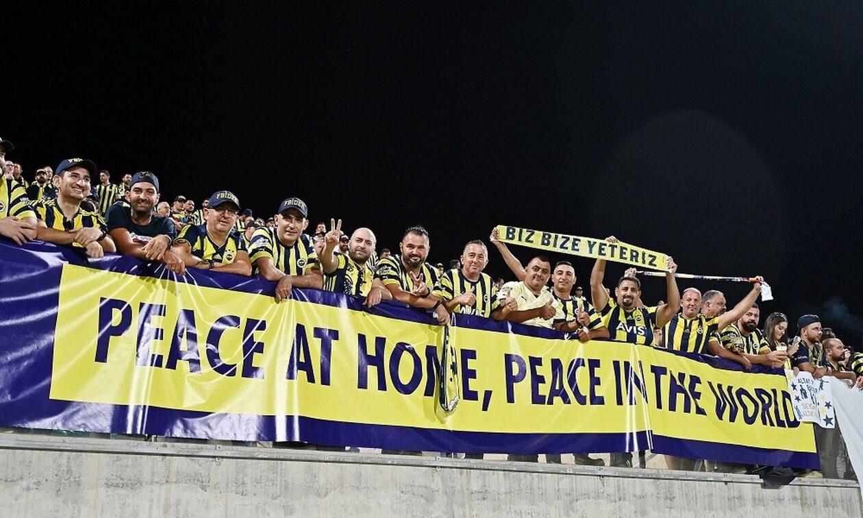 Europa League: Τούρκοι οπαδοί ανέβασαν πανό ειρήνης στην Κύπρο