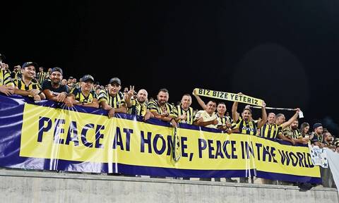 Europa League: Τούρκοι οπαδοί ανέβασαν πανό ειρήνης στην Κύπρο