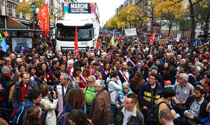 Διαδηλώσεις απειλούν την κυβέρνηση Μακρόν στη Γαλλία