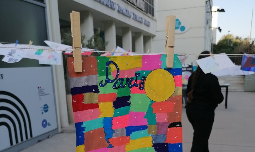 Μαθητές «απλώνουν» ζωγραφιές με θέμα «Το χρώμα των ονείρων μου»