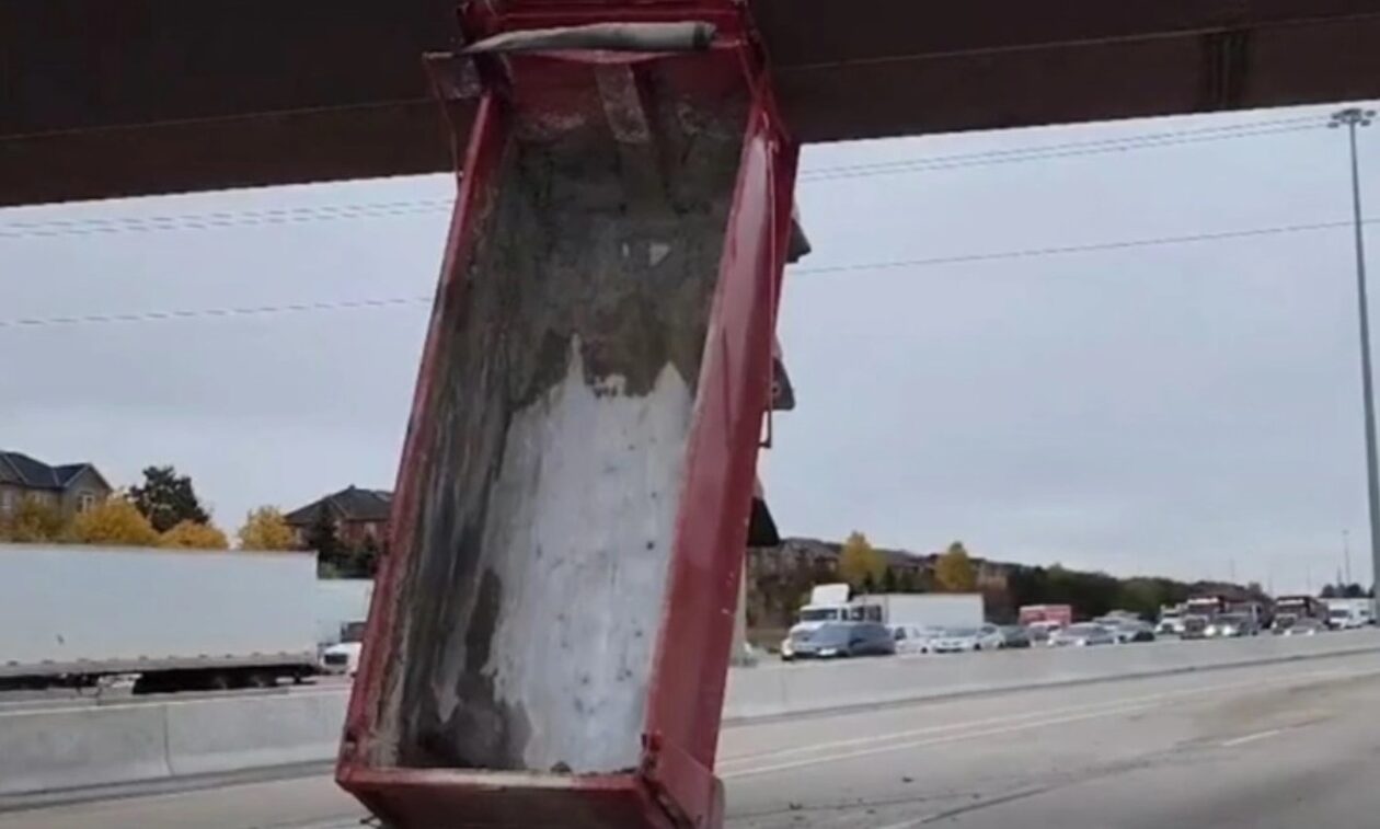 Ο χειρότερος οδηγός στον κόσμο: Κόλλησε την καρότσα σε γέφυρα (vid)