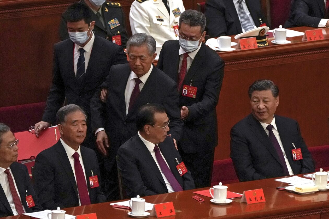 Συνέδριο ΚΚ Κίνας - Απίστευτη σκηνή: Πέταξαν έξω τον πρώην πρόεδρο