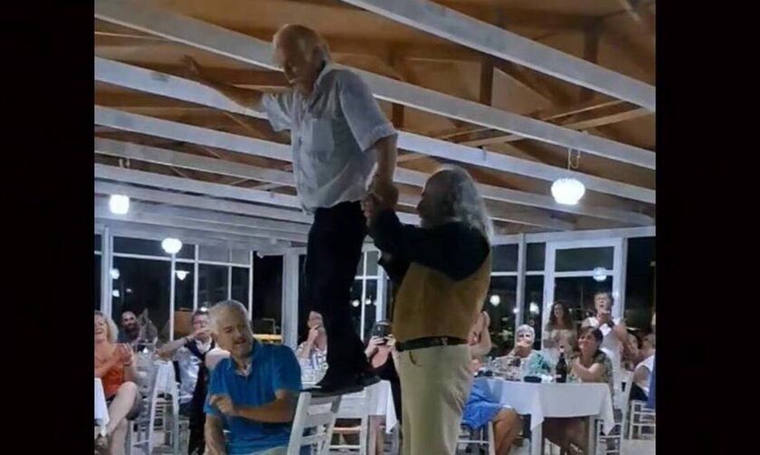 Κρήτη: Ηλικιωμένος χορεύει σαν έφηβος πάνω σε μπουκάλι και καρέκλα