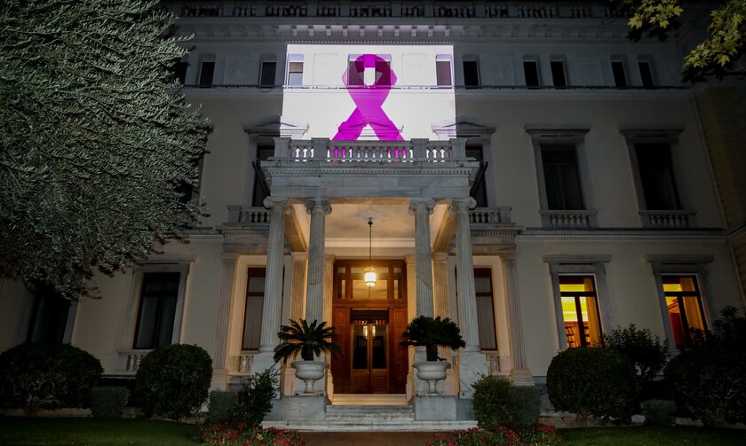 Το Προεδρικό Μέγαρο φωταγωγείται συμβολικά με τη ροζ κορδέλα