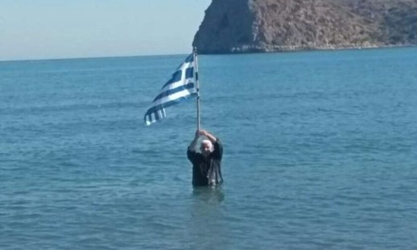 Μπήκε με τα ρούχα στη θάλασσα για να σηκώσει την ελληνική σημαία