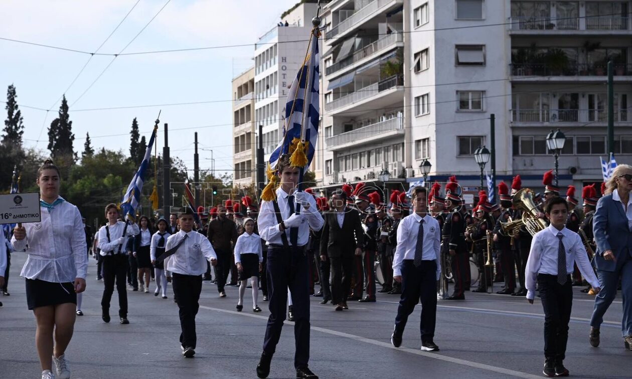 Αθήνα: Πλήθος κόσμου στη μαθητική παρέλαση για την 28η Οκτωβρίου