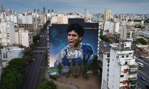 Μαραντόνα: Μυθικό γκράφιτι για τα 62α γενέθλιά του στο Μπουένος Άιρες