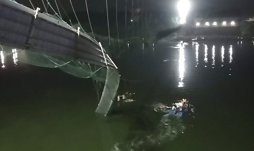 Ινδία: Κατέρρευσε κρεμαστή γέφυρα – 68 νεκροί και 30 τραυματίες