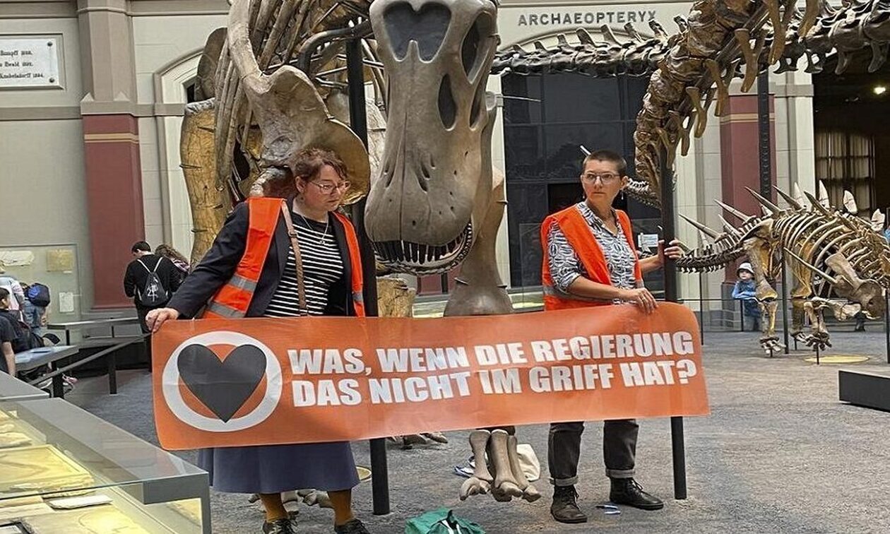 Γερμανία: Διαμαρτυρία ακτιβιστών για το κλίμα σε... έκθεση δεινοσαύρων