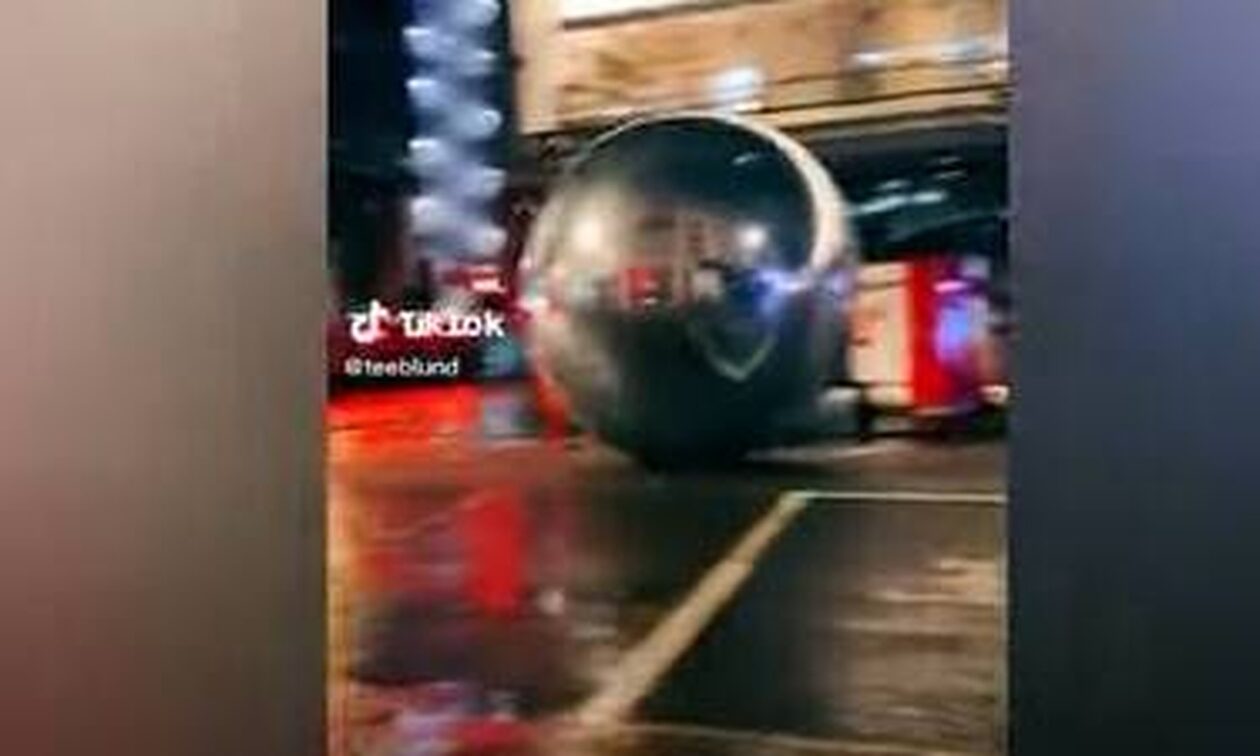 Λονδίνο: Γιγάντιες μπάλες κυλούν σε δρόμο (vid)