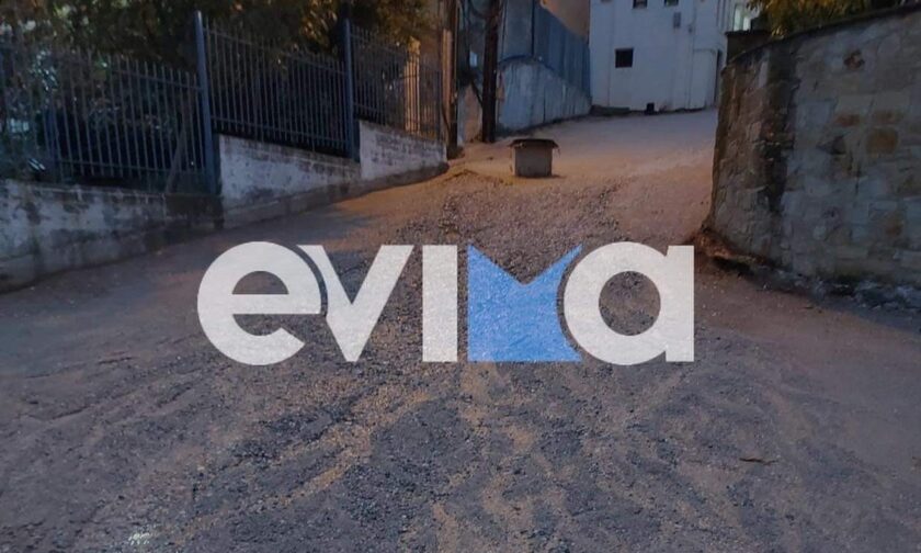 Κακοκαιρία «EVA»: Γέμισαν οι δρόμοι χαλίκια στην Εύβοια