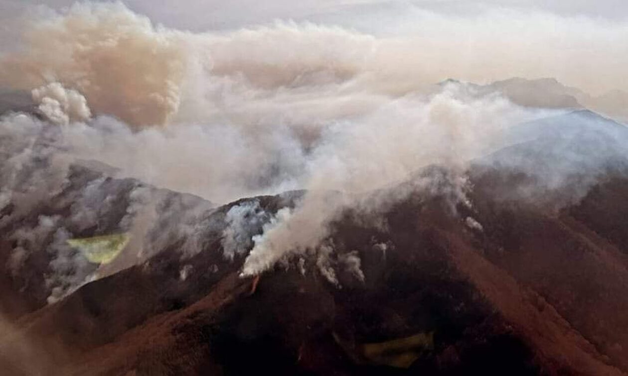 Φωτιά στο Παπίκιο Όρος: Συνεχίζουν την κατάσβεση οι επίγειες δυνάμεις