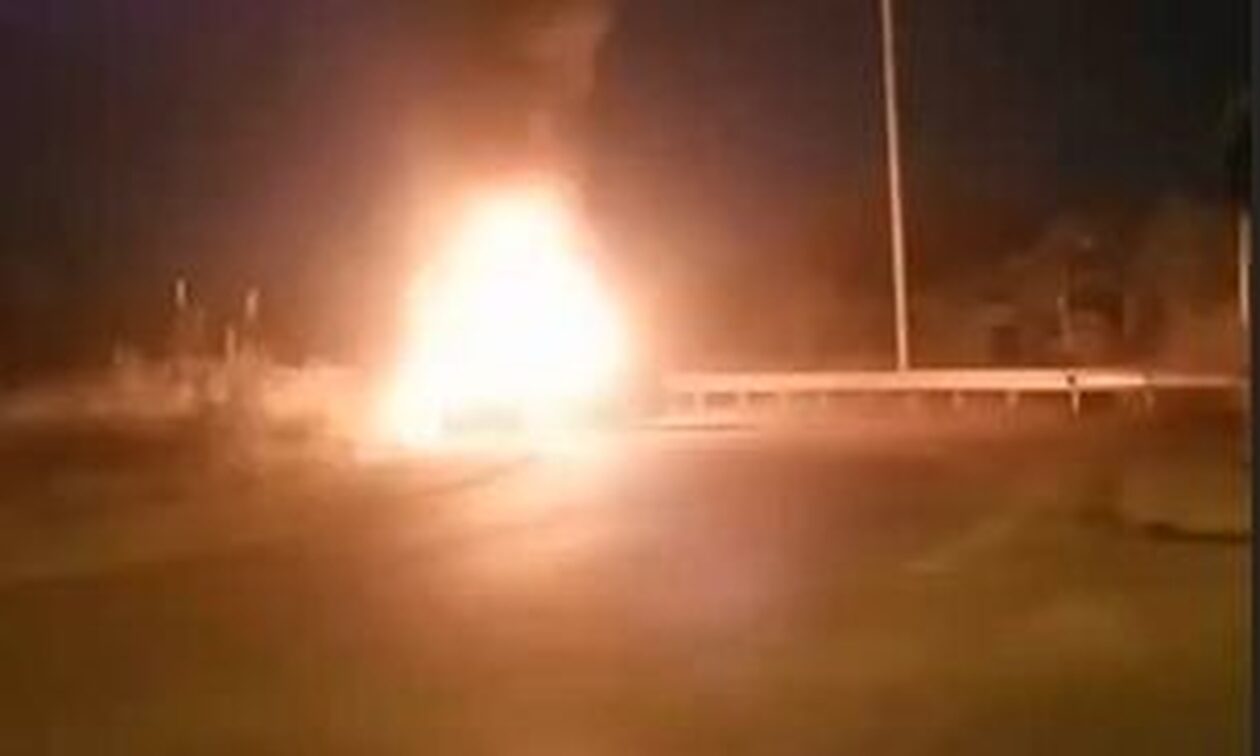 Αιτωλικό: Κάηκε αυτοκίνητο μετά από σύγκρουση με λεωφορείο