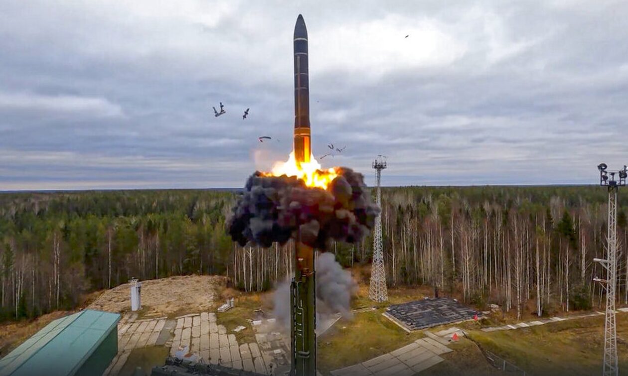 Ρωσία: Έτοιμος προς εκτόξευση ο πανίσχυρος πύραυλος Satan-2
