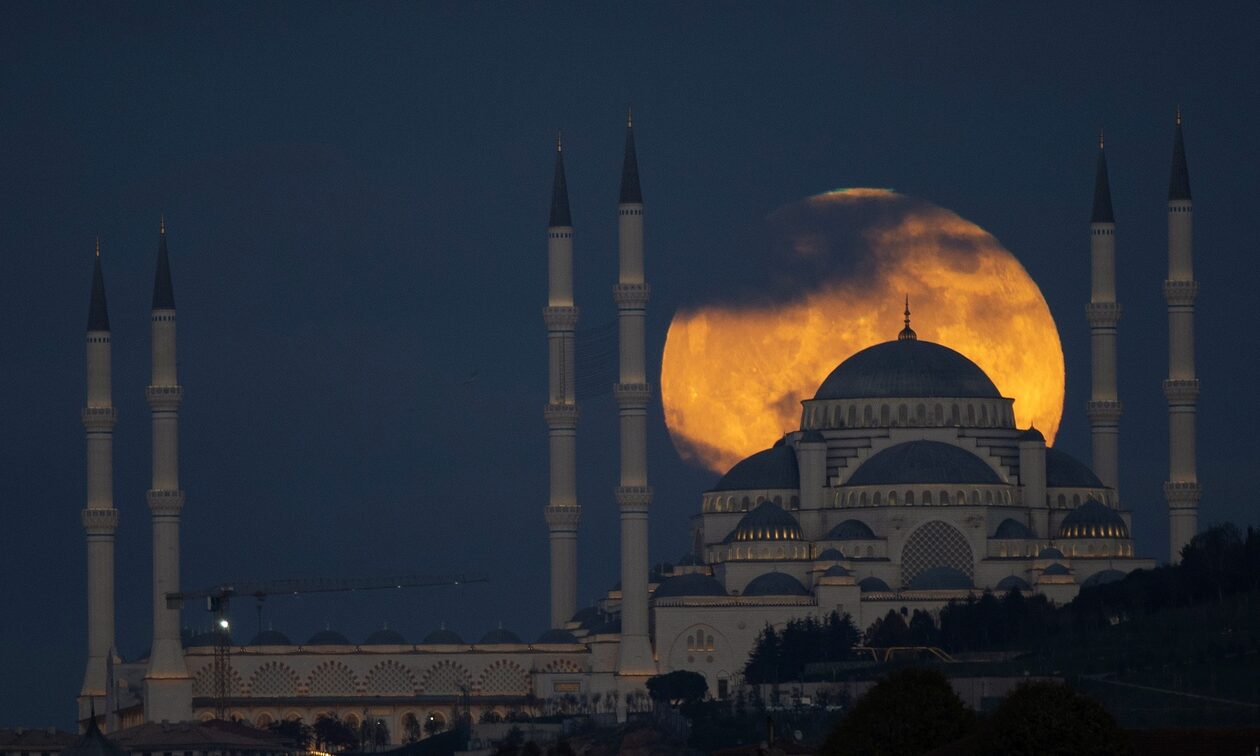 Ολική έκλειψη Σελήνης: Μαγικές εικόνες χάρισε το «φεγγάρι του κάστορα»