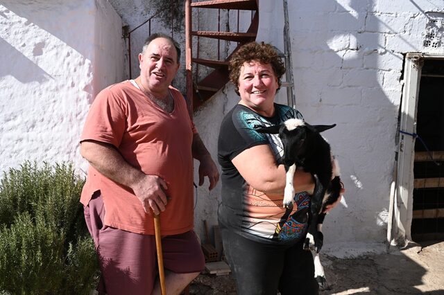 Μάγδα και Γιάννης Κοντογιάννης ζουν για την κτηνοτροφία και αγαπούν τα ζώα τους