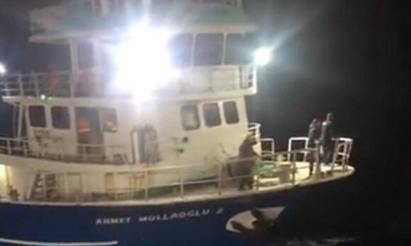Τουρκικό αλιευτικό έπεσε σε νάρκη ανοιχτά του Ιγνεάντα