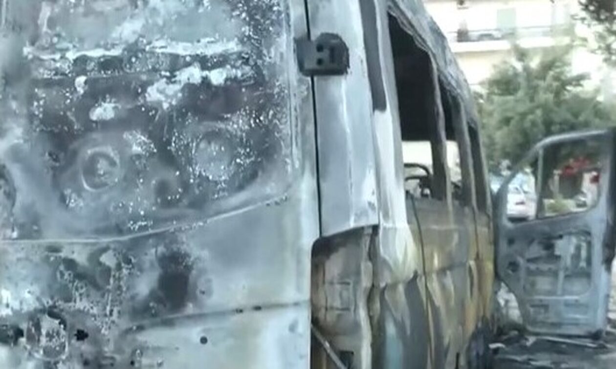 Αργυρούπολη: Έβαλαν φωτιά σε σχολικό λεωφορείο - Κάηκε ολοσχερώς