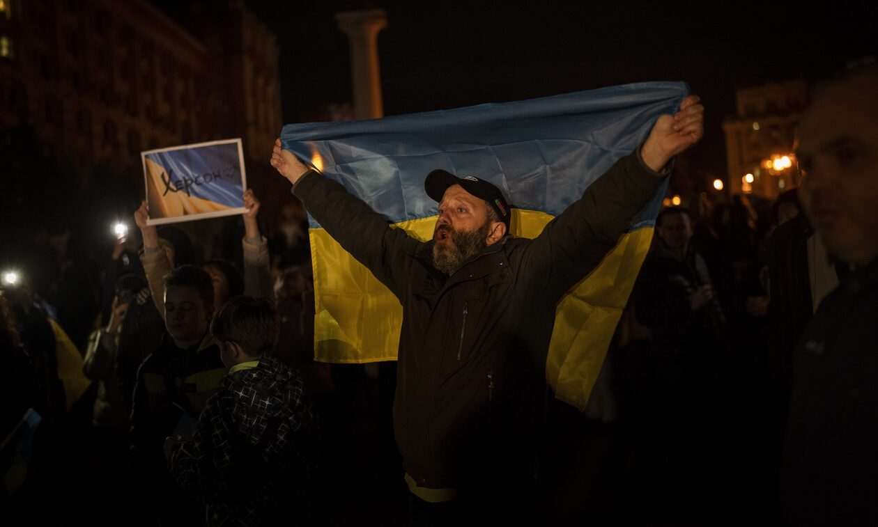 Χερσώνα: Οι Ρώσοι αποχωρούν, οι Ουκρανοί πανηγυρίζουν