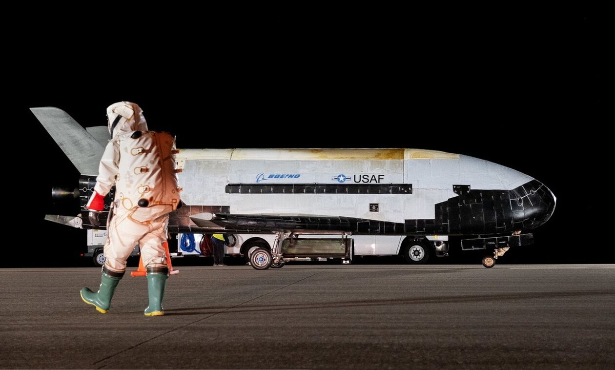 ΗΠΑ: Επέστρεψε στη Γη μετά από 908 ημέρες το διαστημόπλοιο X-37B