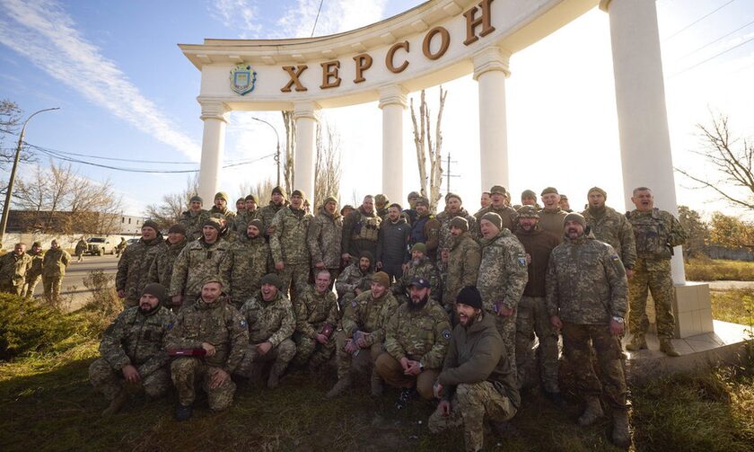 Ουκρανοί στρατιώτες με τον Ζελένσκι στη Χερσώνα