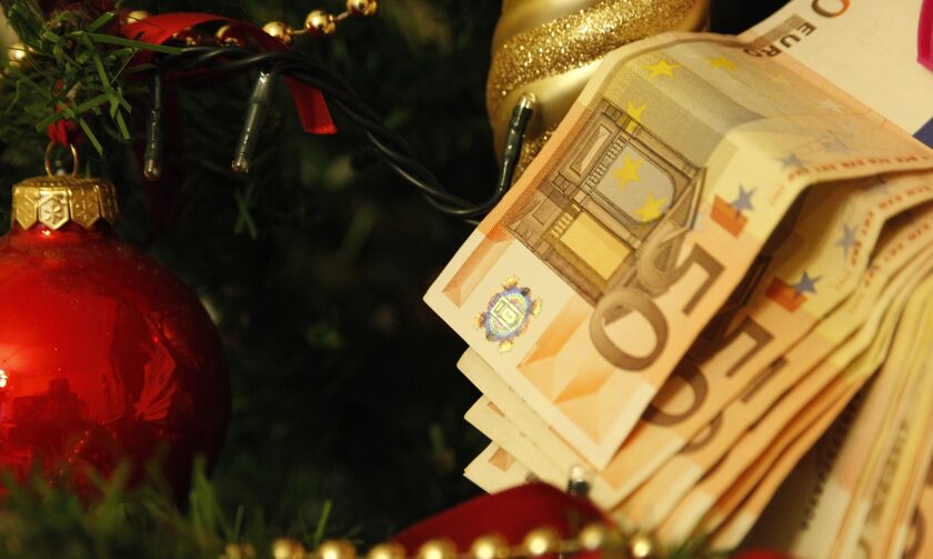 Δώρο Χριστουγέννων: Πότε πληρώνεται- Τι θα λάβουν εργαζόμενοι, άνεργοι