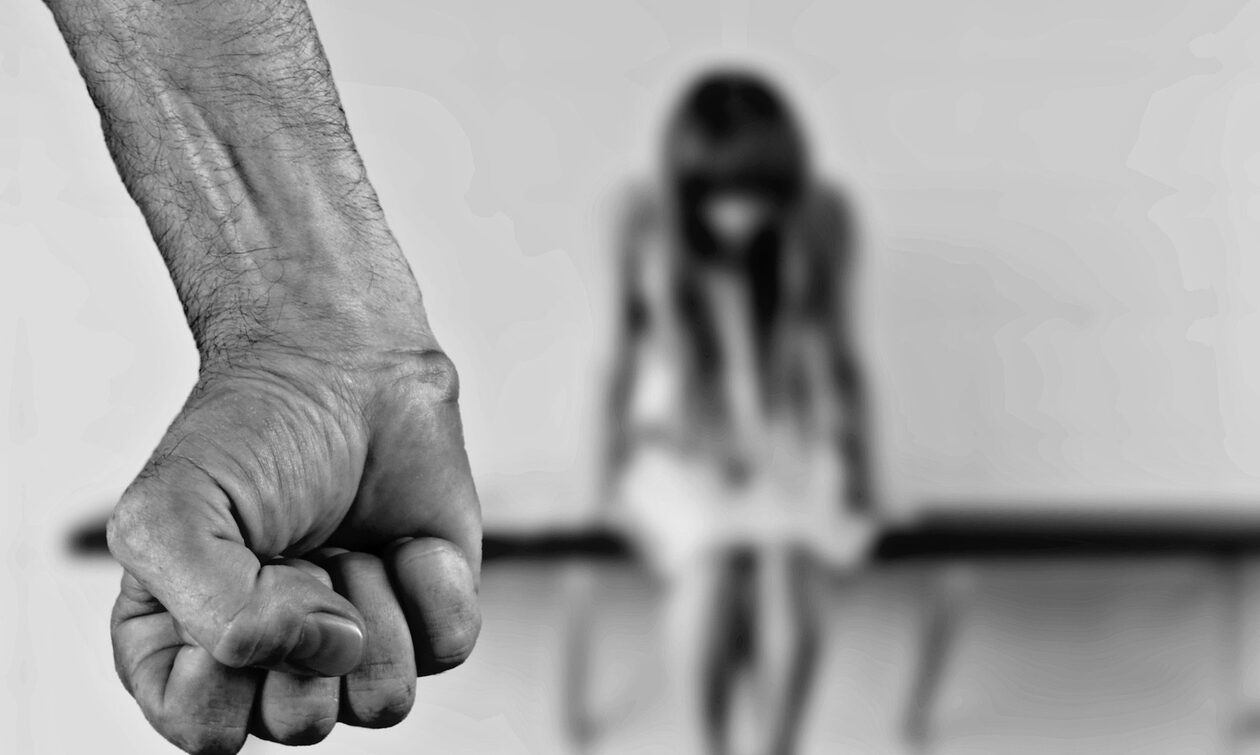 Βουλή: «Panic button» για τα θύματα ενδοοικογενειακής βίας στην Ελλάδα
