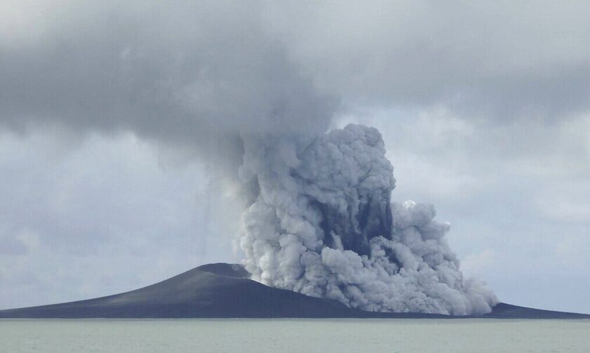 H έκρηξη στο ηφαίστειο της Τόνγκα
