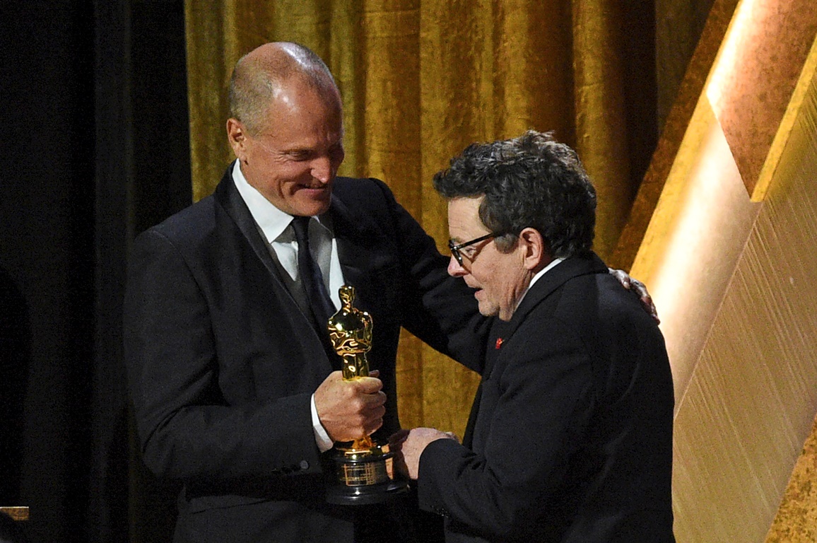 Ο Μάικλ Τζ. Φοξ παραλαμβάνει το Βραβείο Jean Hersholt από τα χέρια του ηθοποιού Γούντι Χάρλεσον