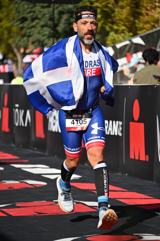 Ο Γιάννης Βίδρας τρέχει με την ελληνική σημαία στους ώμους