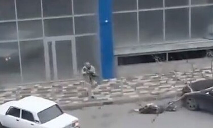 Ρωσία: Ένοπλος σκότωσε τρεις ανθρώπους εν μέση οδώ- Σοκαριστικό βίντεο